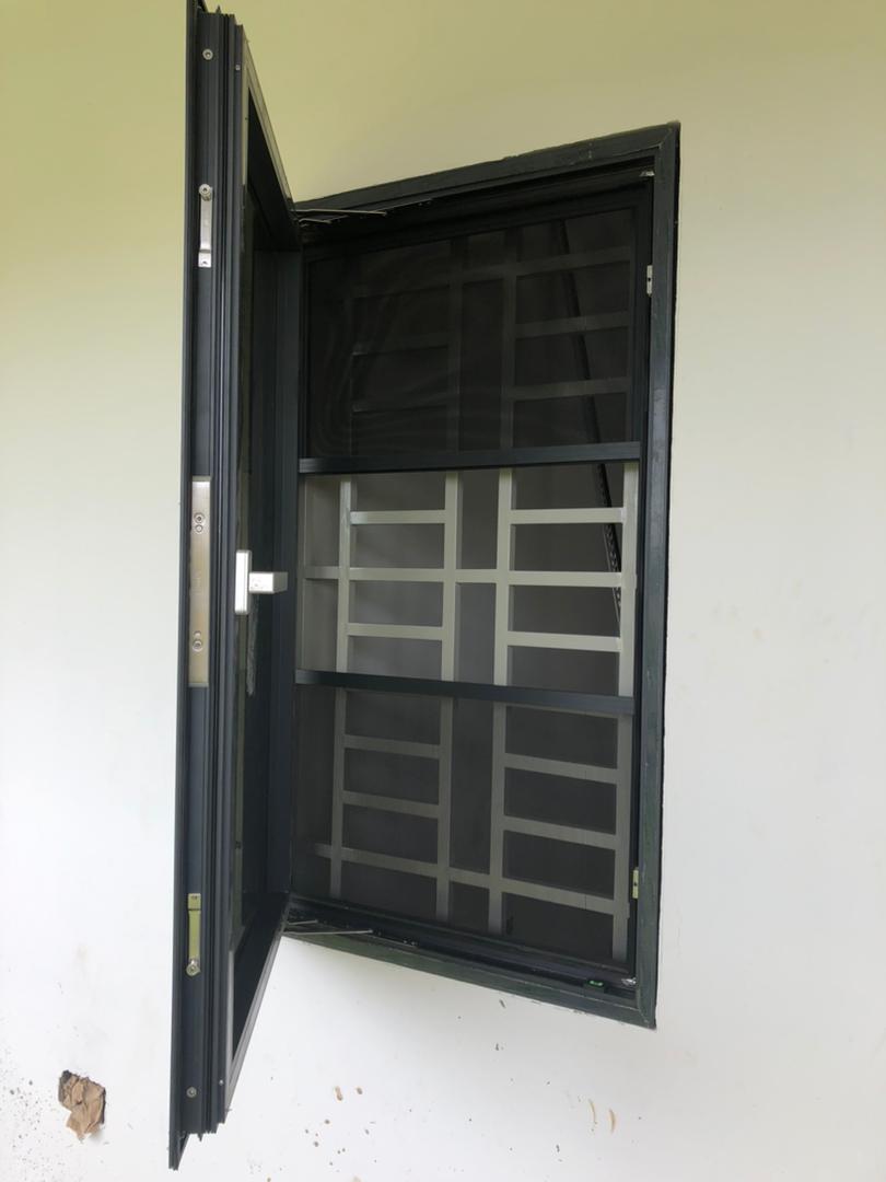Aluminium security door with reinforced mesh panel